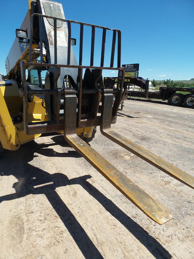 2013 Caterpillar TL943C Telehandler gallery
