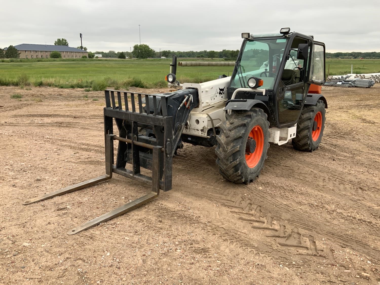 2010 Bobcat V723 Telehandler gallery