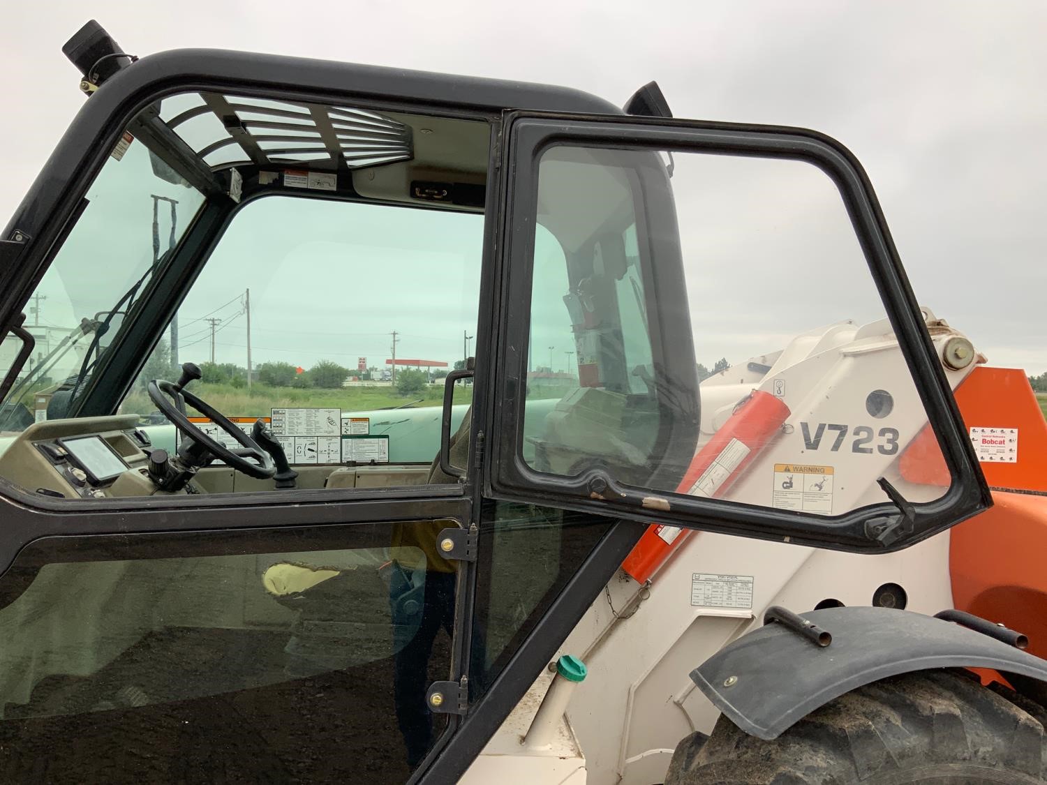 2010 Bobcat V723 Telehandler gallery