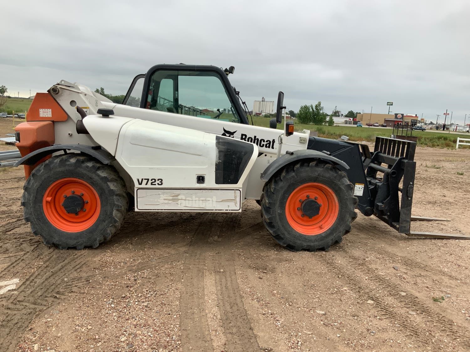 2010 Bobcat V723 Telehandler gallery