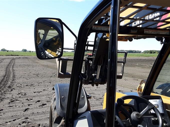 2016 Caterpillar TL943D Telehandler gallery