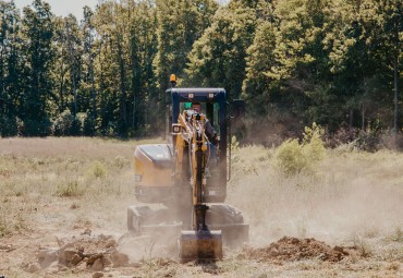 How much does a mini excavator weigh? Choosing the right size